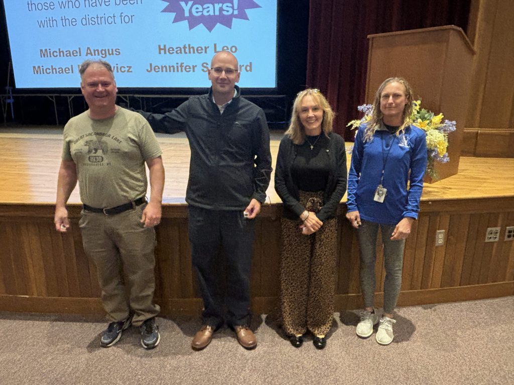 people presenting award.